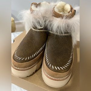 UGG Fluff Punk Boot Size 6